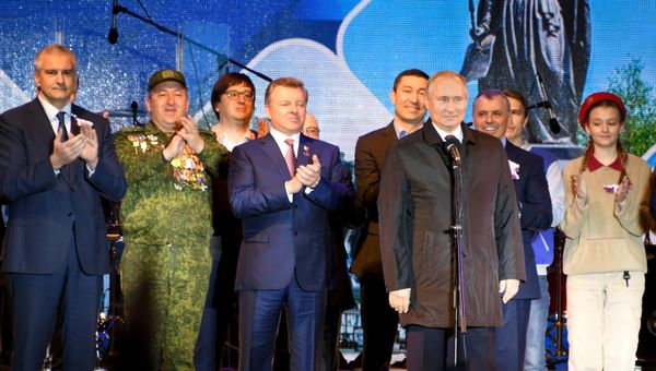 Президент России Владимир Путин на праздничном концерте в Симферополе, приуроченном к пятой годовщине воссоединения Крыма с Россией