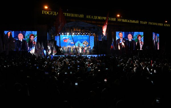 Президент России Владимир Путин на праздничном концерте в Симферополе, приуроченном к пятой годовщине воссоединения Крыма с Россией