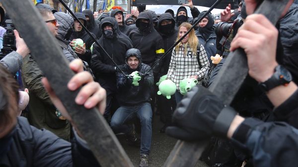 Участники акции национального корпуса (организация запрещена в РФ) против коррупции, на площади Свободы в Киеве