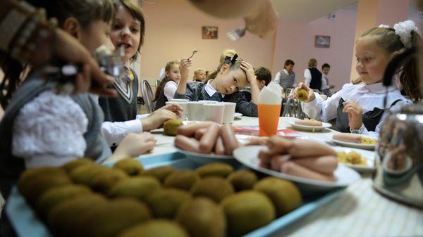 Первоклассники в столовой на обеде в одной из школ. Архивное фото