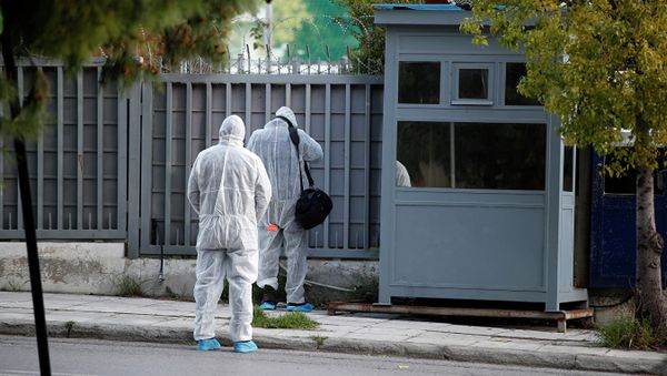 Сотрудники полиции у здания консульства России в Афинах, Греция. 22 марта 2019