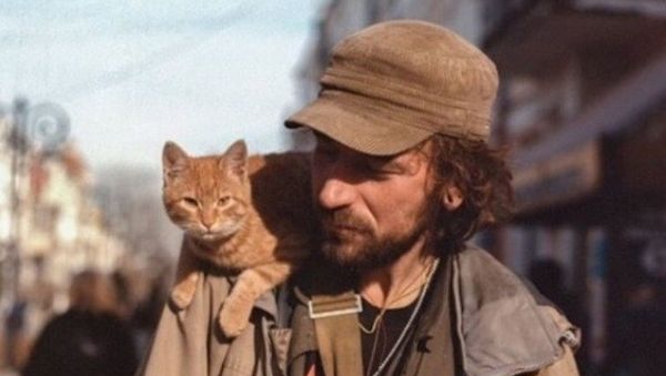 Мужчина со своим котом, который погиб под колесами авто в центре Симферополя