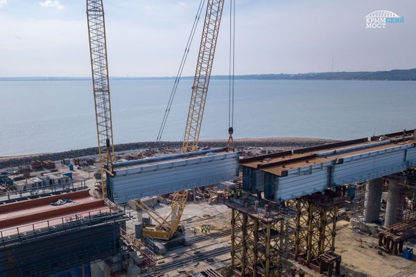 Сборка пролетных строений железнодорожной части Крымского моста Сборка пролетных строений железнодорожной части Крымского моста