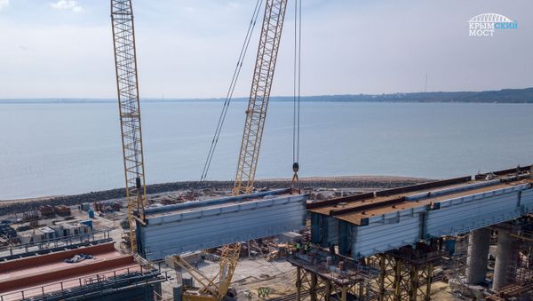 Таймлапс надвижки пролетов к железнодорожной арке Крымского моста