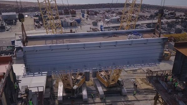 Подъем замыкающего блока железнодорожной части Крымского моста Подъем замыкающего блока железнодорожной части Крымского моста