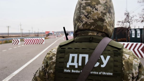 Сотрудник Госпогранслужбы Украины на границе. Архивное фото