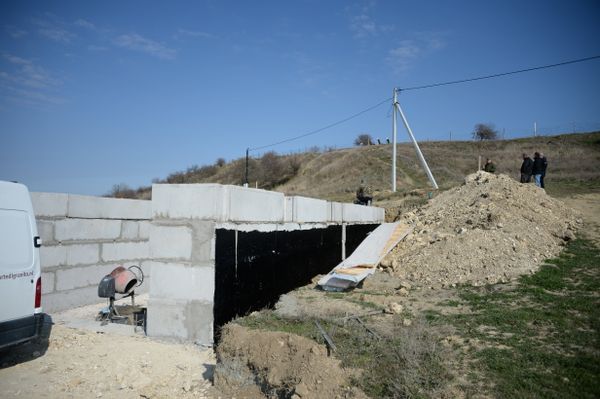 Строительство дома перед 30-й батареей. На заднем фоне видны стволы орудий
