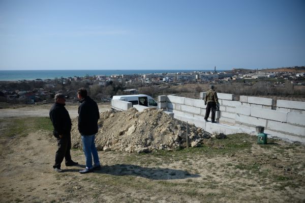 Рабочие на стройплощадке возле 30-й батареи в Севастополе