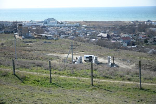 Вид на строку с территории 30-й береговой батареи в Севастополе
