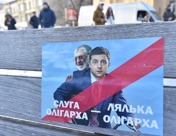 Листовки участников митинга против кандидата в президенты Украины Владимира Зеленского во Львове