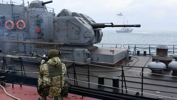 Совместные учения крымских пограничников с авиацией ФСБ и Черноморским флотом