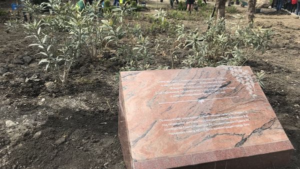 Памятный камень, посвященный закладке сквера на набережной Ялты в рамках всекрымской акции В единстве - будущее