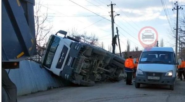 В Крыму перевернулся самосвал груженный асфальтом