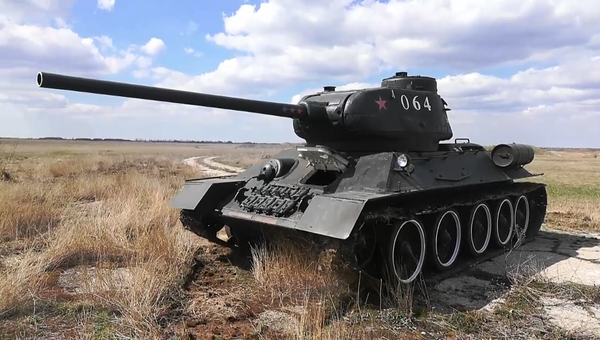 Восстановленный в Севастополе танк Т-34 проходит ездовые тесты