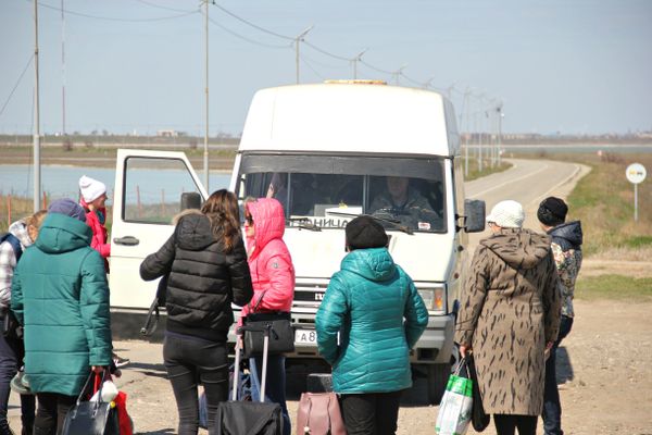 Люди в пункте пропуска Джанкой