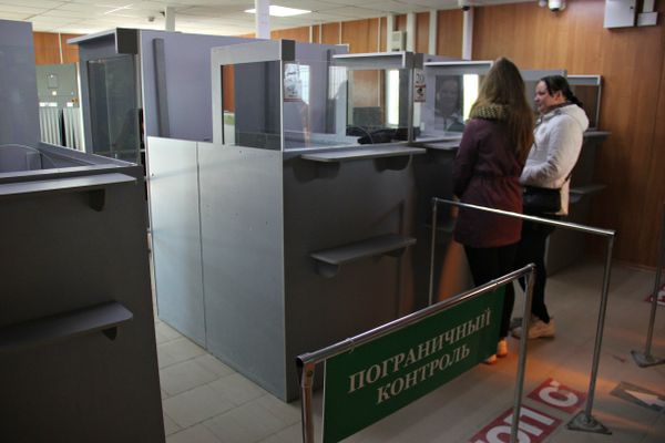 Люди проходят пограничный контроль в пункте пропуска Джанкой