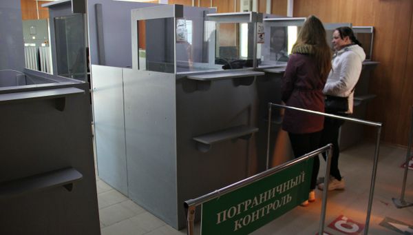 Люди проходят пограничный контроль в пункте пропуска Джанкой Люди проходят пограничный контроль в пункте пропуска Джанкой