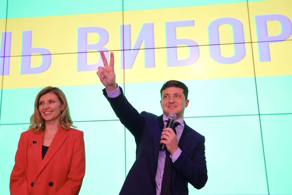 Кандидат в президенты Украины, актер Владимир Зеленский с супругой Еленой в своем избирательном штабе в Киеве Кандидат в президенты Украины, актер Владимир Зеленский с супругой Еленой в своем избирательном штабе в Киеве