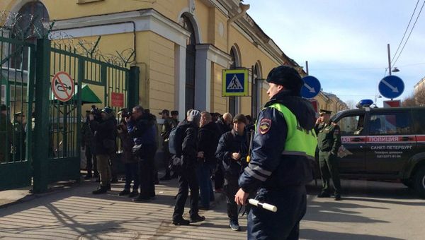Автомобиль скорой помощи на территории Военно-космической академии имени А.Можайского в Санкт-Петербурге