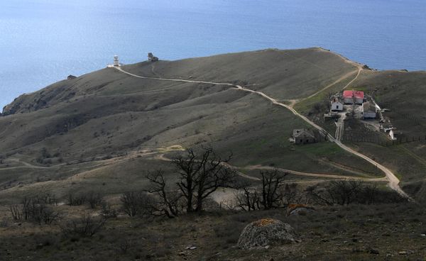 Вид на маяк на мысе Меганом, домик смотрителя и старые военные казармы