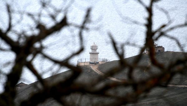 Вид на маяк на мысе Меганом и старый наблюдательный пункт