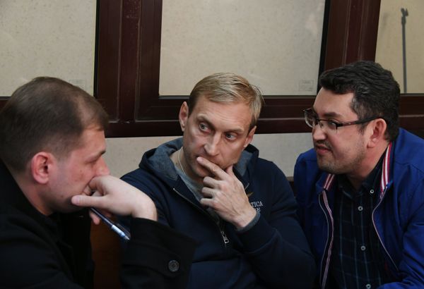 Глава администрации Евпатории Андрей Филонов (в центре) в зале суда в Симферополе