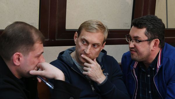 Глава администрации Евпатории Андрей Филонов (в центре) в зале суда в Симферополе