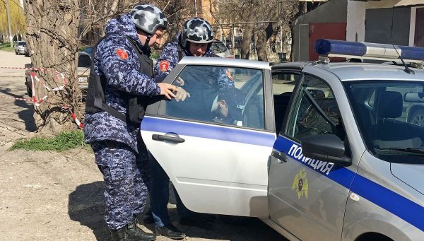 В Керчи сотрудники вневедомственной охраны Росгвардии задержали мужчину, пытавшегося украсть несколько бутылок элитного алкоголя в магазине
