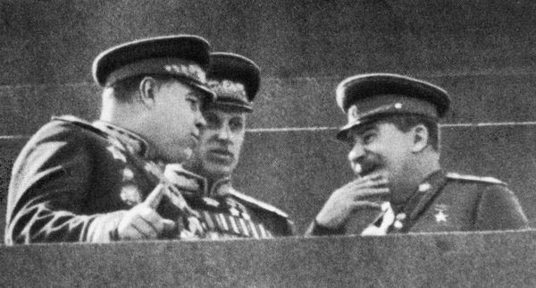 Иосиф Виссарионович Сталин и маршалы Константин Константинович Рокоссовский и Александр Михайлович Василевский (слева направо) на трибуне Мавзолея.