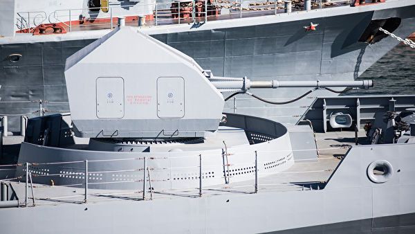 Носовая 100-миллиметровая артиллерийская установка на фрегате Адмирал Макаров
