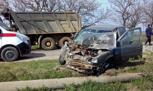 Тройное ДТП с грузовиком на востоке Крыма