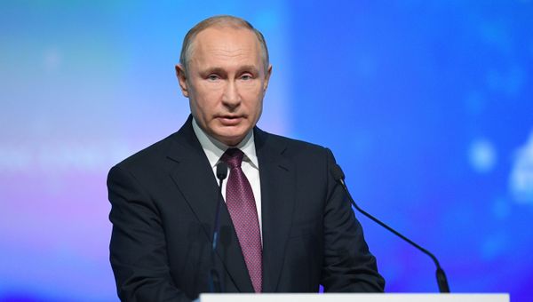 Президент РФ Владимир Путин выступает на пленарном заседании V Международного арктического форума «Арктика – территория диалога» в Санкт-Петербурге. 9 апреля 2019