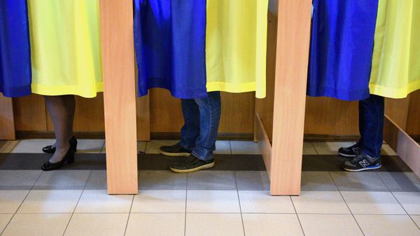 Люди во время голосования на выборах президента Украины