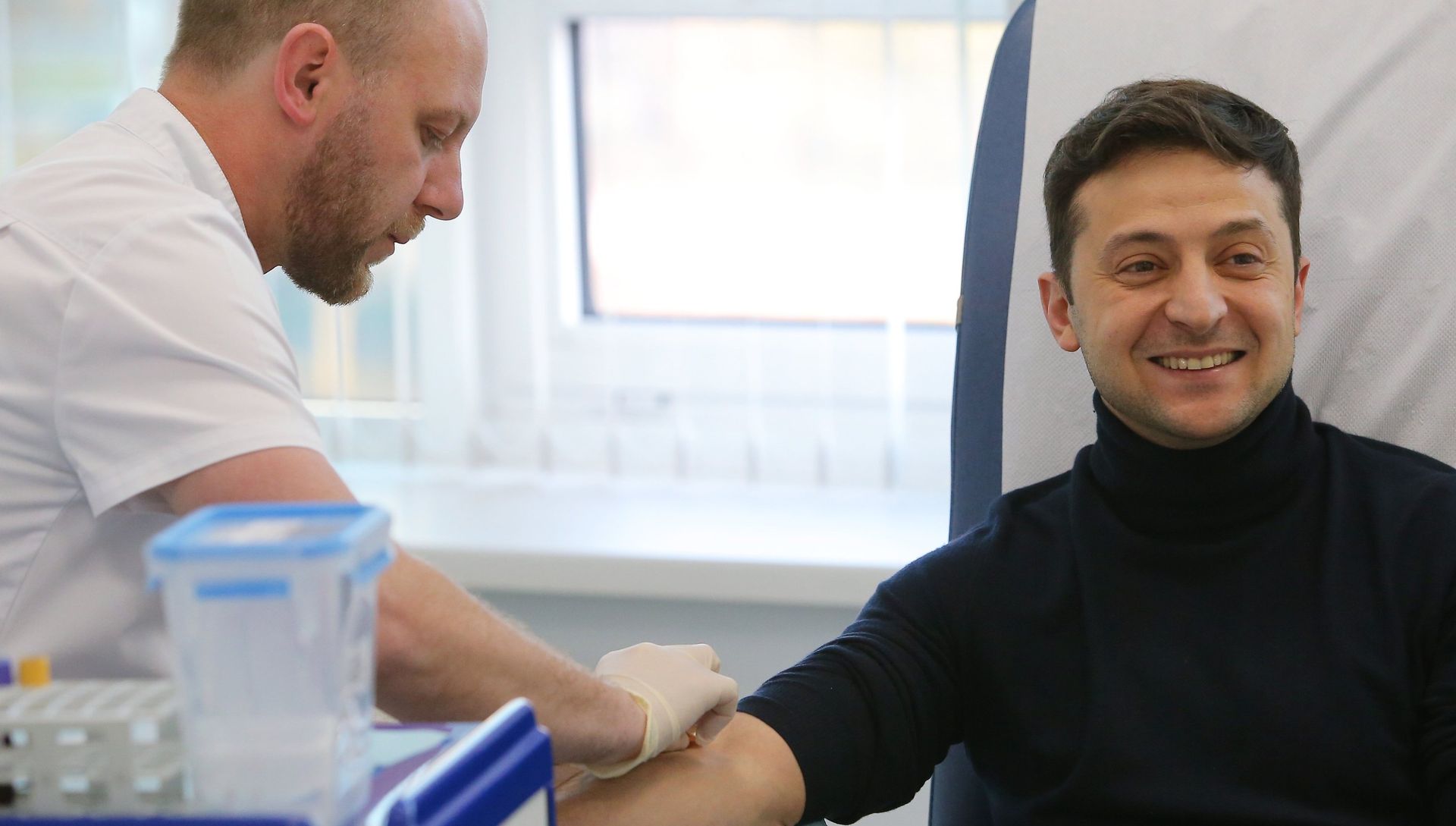Кандидат в президенты Украины Владимир Зеленский сдает анализ на алкоголь и наркотики в киевской клинике Евролаб - РИА Новости, 1920, 08.02.2021