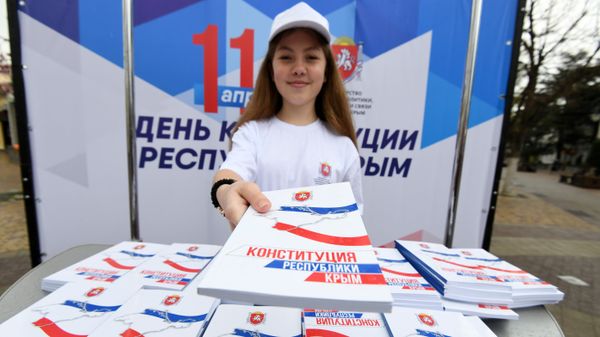  Раздача Конституции Республики Крым в Симферополе