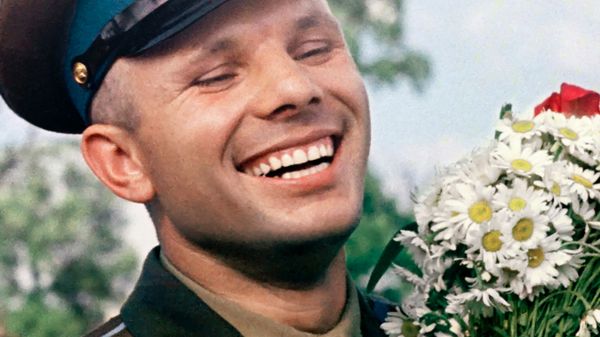 Летчик-космонавт СССР Юрий Гагарин с букетом ромашек