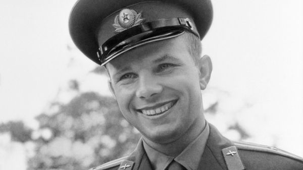 Летчик-космонавт Юрий Гагарин держит голубя, подаренного ему болгарскими пионерами