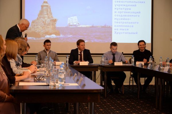 Общественные обсуждения по созданию нового культурного пространства в районе мыса Хрустальный. На фото: главный болейтместер Ростовского государственного музтеатра Иван Кузнецов, губернатор Севастополя Дмитрий Овсянников, замминистра культуры РФ Сергей Обрывалин, звезда мирового балета Сергей Полунин