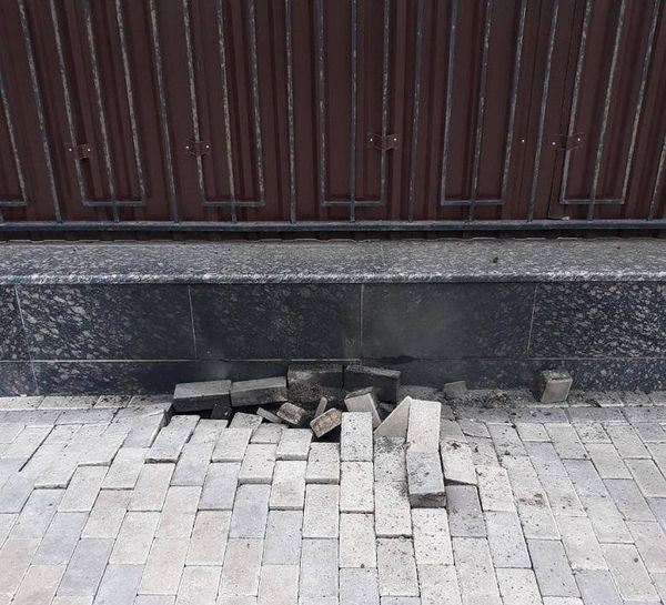 Брусчатка, поврежденная в результате разрыва высоковольтного кабеля возле посольства РФ в Киеве