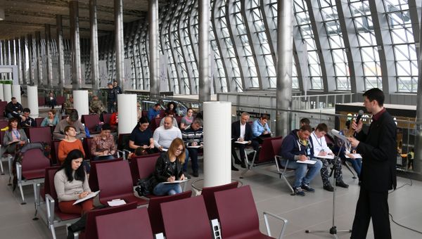 Участники акции Тотальный диктант в аэропорту Симферополь. 13 апреля 2019