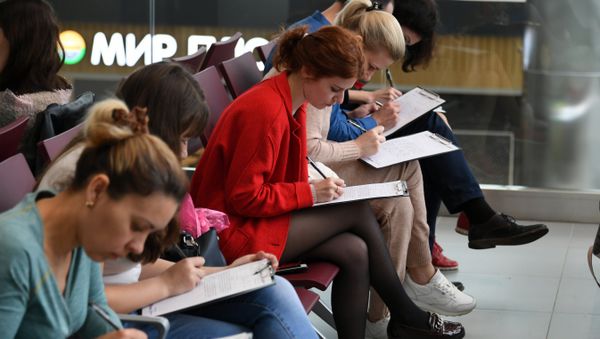 Участники акции Тотальный диктант в аэропорту Симферополь. 13 апреля 2019