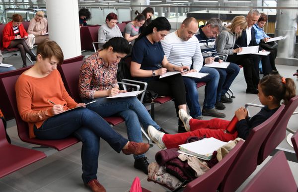 Участники акции Тотальный диктант в аэропорту Симферополь. 13 апреля 2019