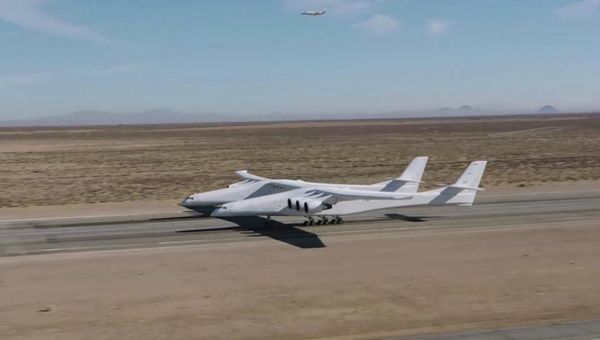 Двухфюзеляжный шестимоторный самолет компании Stratolaunch Systems