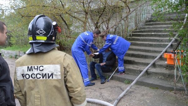 Спасатели во время тушения пожара в пятиэтажном доме. 13 апреля 2019 Спасатели во время тушения пожара в пятиэтажном доме. 13 апреля 2019