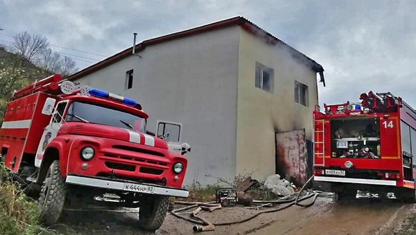 Спасатели во время тушения пожара в гараже под Алуштой. 14 апреля 2019