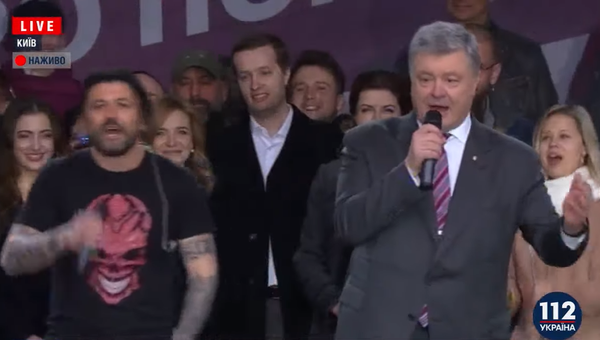 Президент Украины Петр Порошенко исполнил песню со сцены