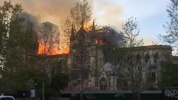 Сердце Парижа в огне: с собора Парижской Богоматери обрушился шпиль
