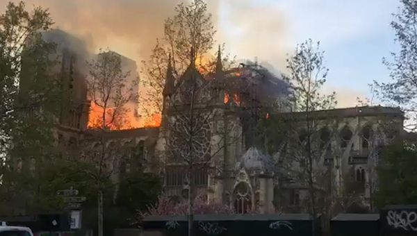 Сердце Парижа в огне: с собора Парижской Богоматери обрушился шпиль