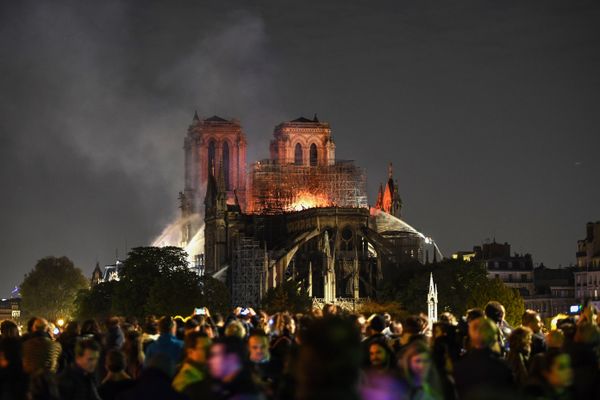 Пожар в соборе Парижской Богоматери