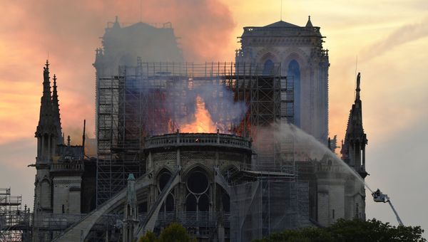 Пожар в соборе Парижской Богоматери